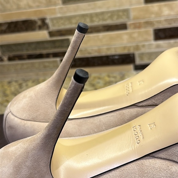 GUCCI NUDE BEIGE SUEDE PUMPS HEELS WITH PLATFORM AND GOLD CHAINS SIZE: 7 IN BOX - Picture 9 of 16
